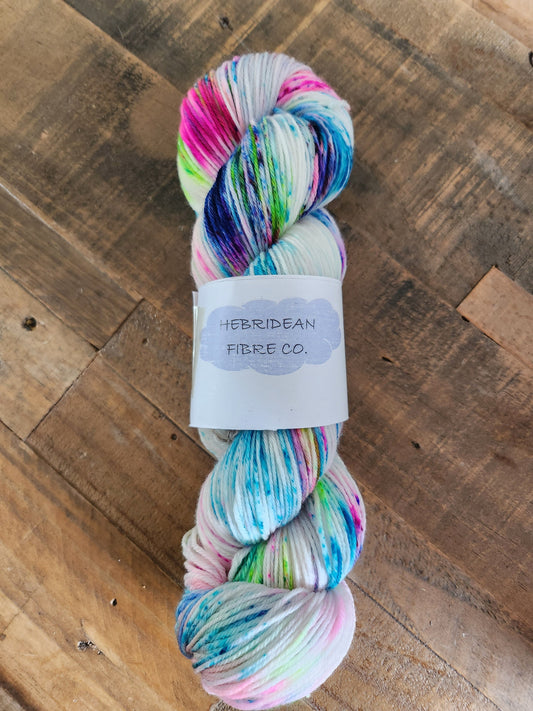 Hand Dyed 4 Ply Sock Yarn 100g 400m 'Grafitti' Superwash Merino Nylon Knitting Wool Crochet Sprinkles White Blue Pink Green