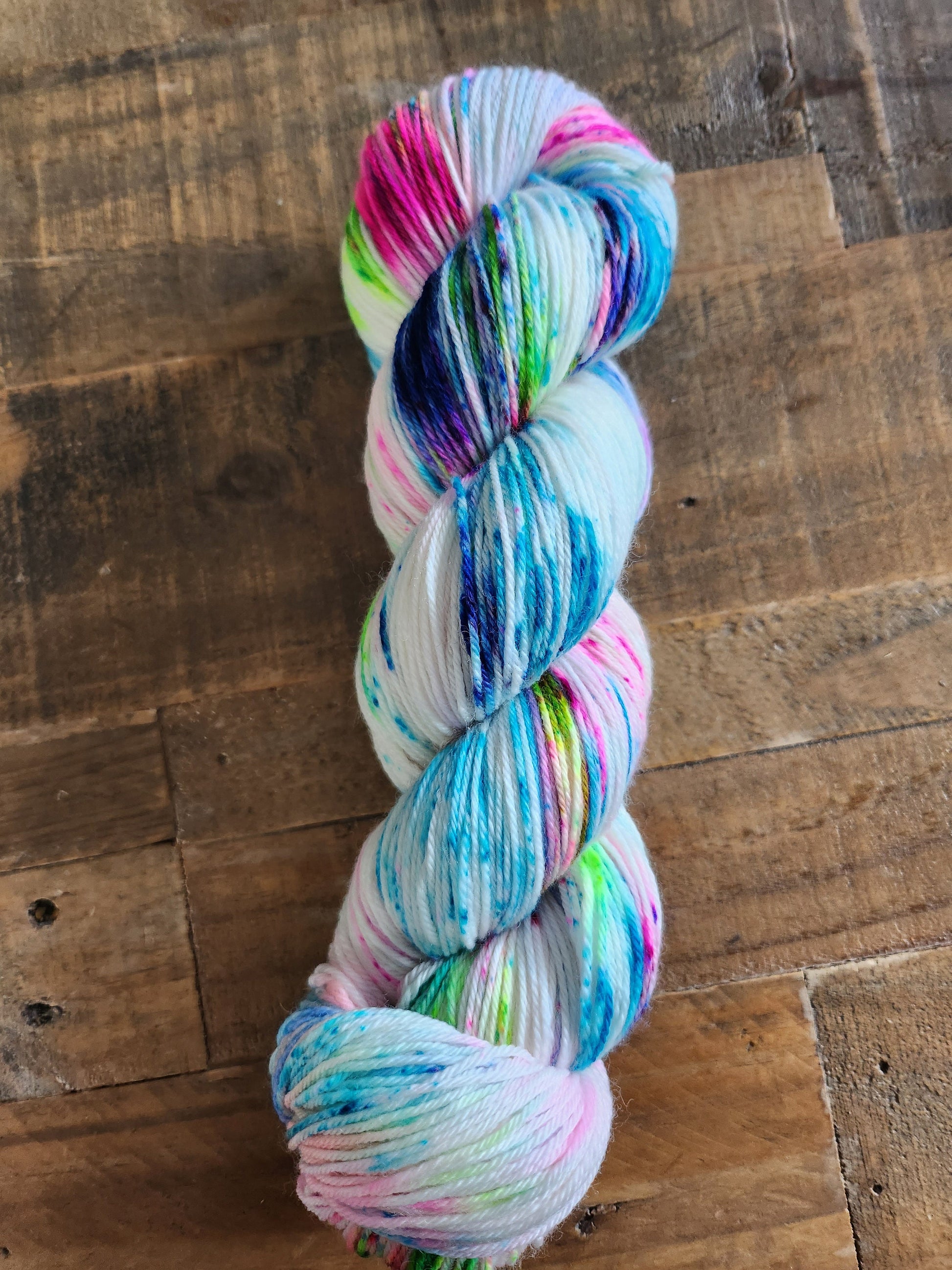 Hand Dyed 4 Ply Sock Yarn 100g 400m 'Grafitti' Superwash Merino Nylon Knitting Wool Crochet Sprinkles White Blue Pink Green